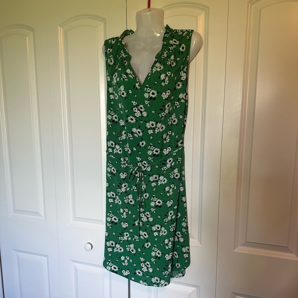 Market & Spruce green knee length tie waisted dress with flower print. Summery.